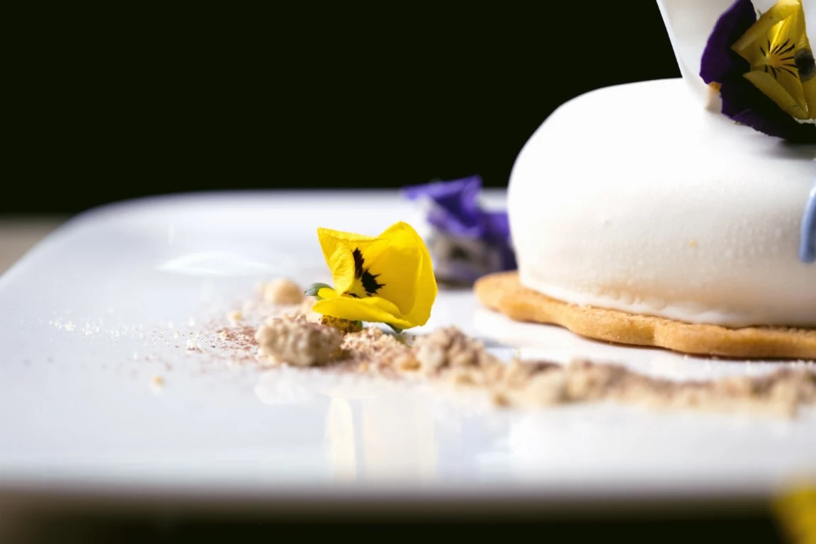 Desert decorat cu flori comestibile.